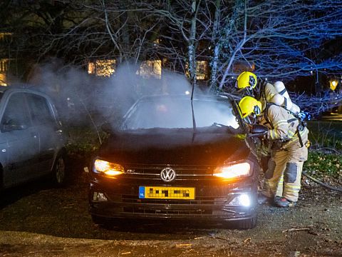 Auto brandt volledig uit op Koninginnelaan